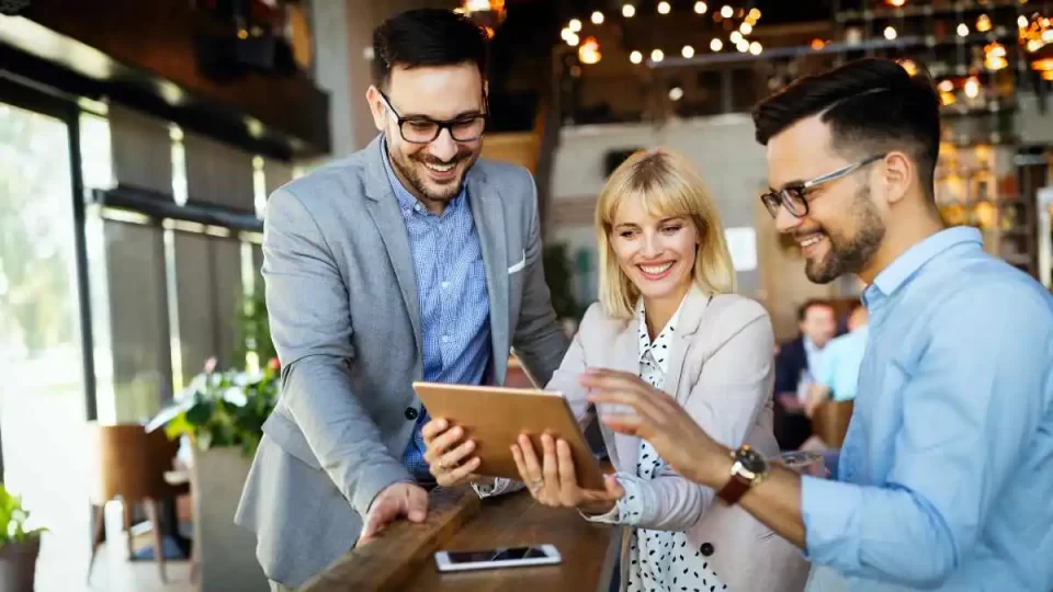 Qué debe incluir la página web de un negocio para atraer clientes