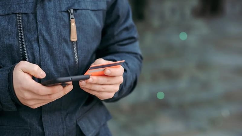Cada vez más consumidores prefieren comprar desde su celular porque es más rápido, cómodo y les permite comparar precios instantáneamente.